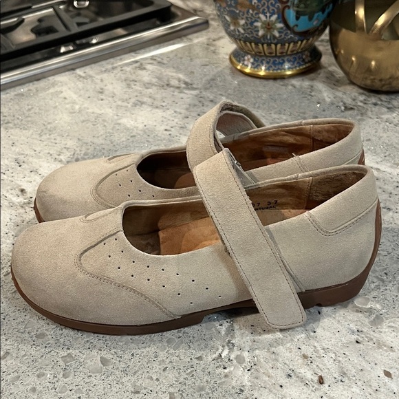 Footprints by Birkenstock Beige Suede Mary Jane Cream Flats & Loafers Size EU37 - Picture 4 of 7